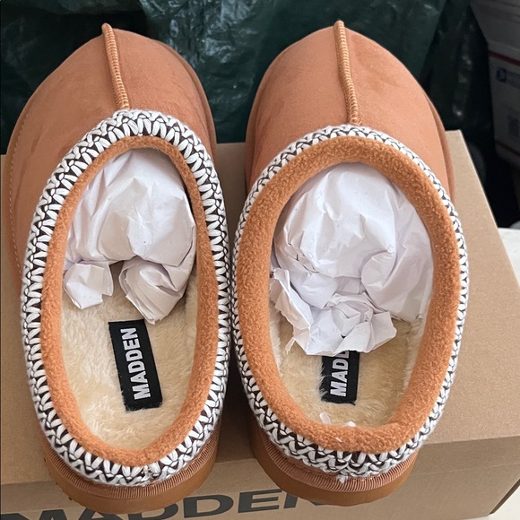 Brand new in box Steve Madden Chestnut Slip-On Slippers - Picture 3 of 3